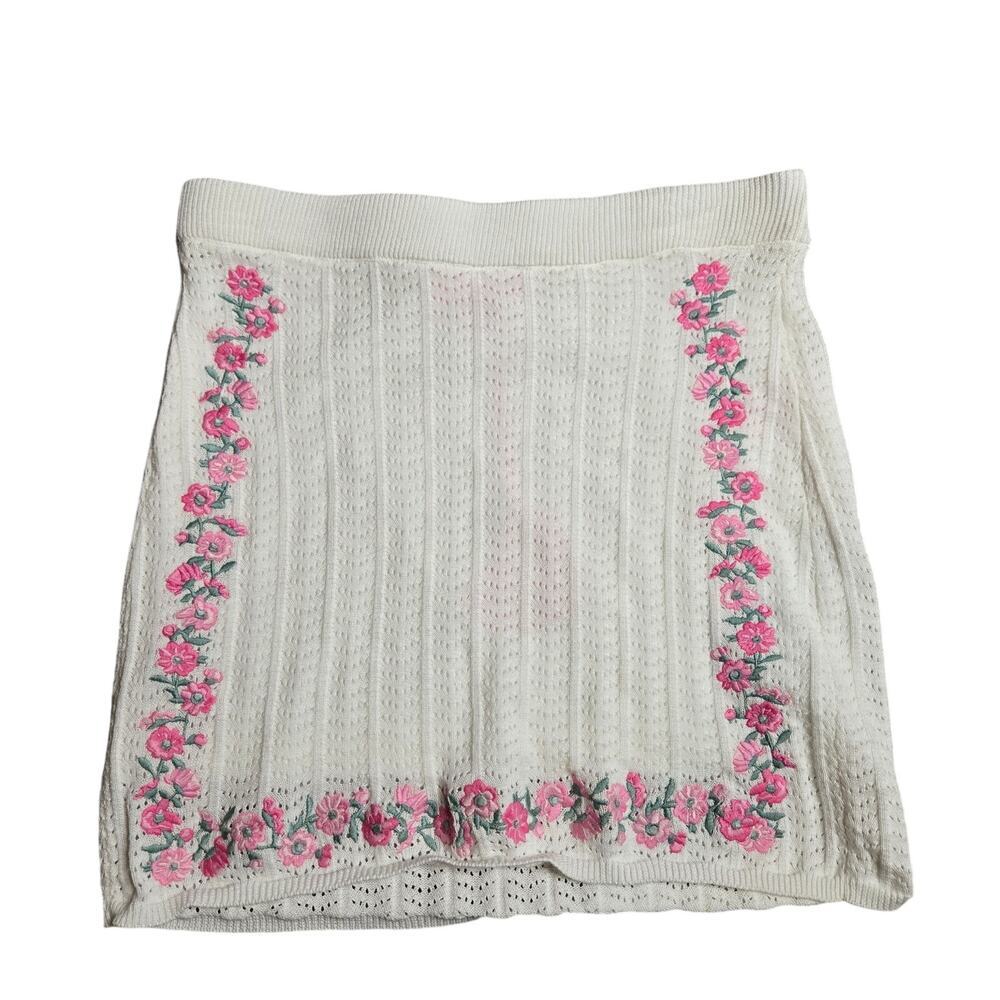 Sugar Thrillz White Knit Mini Skirt Pink Embroidered Floral Design Size: S NEW